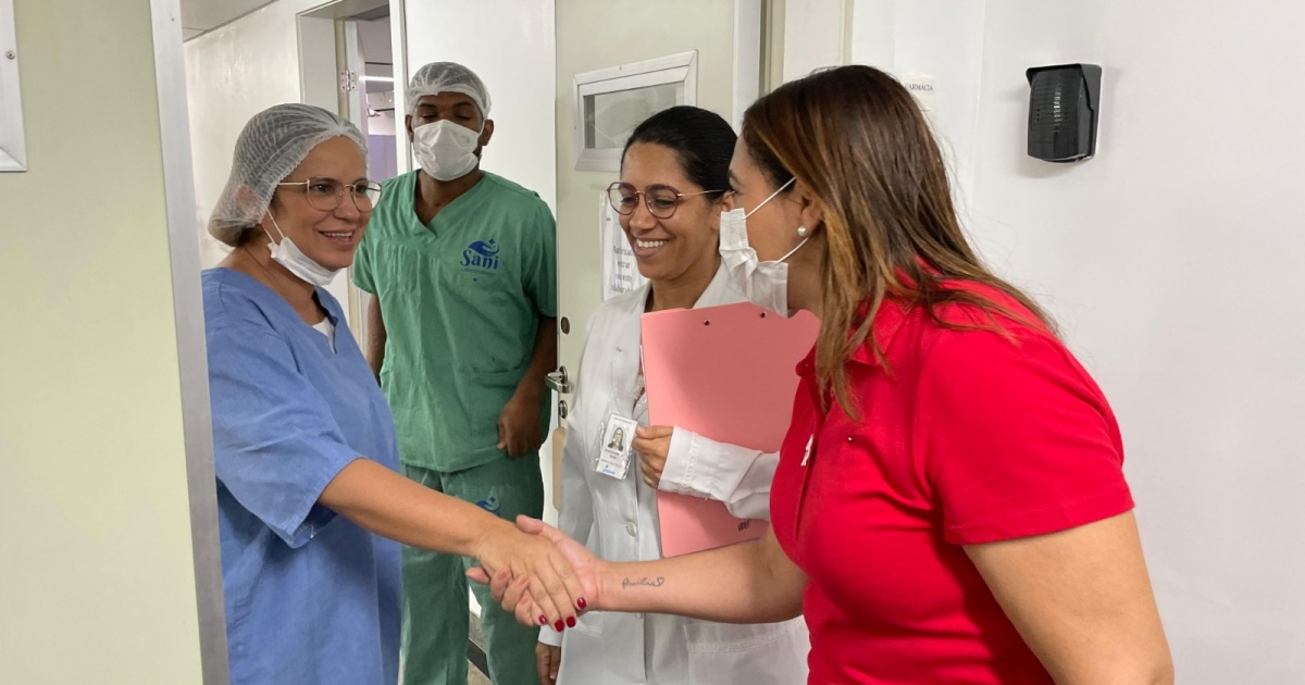 Após aumento da dengue e SRAG, secretária da saúde inspeciona hospitais em Salvador e Lauro de Freitas